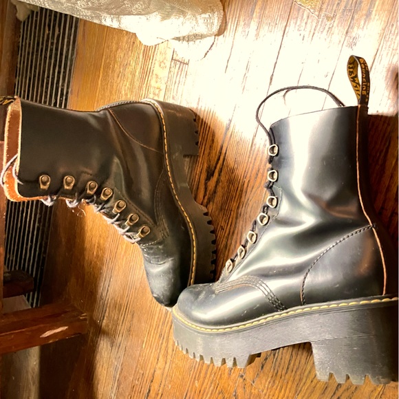 DOC MARTEN LEONA WOMEN'S VINTAGE SMOOTH LEATHER HEELED BOOTS SIZE 8 - Picture 2 of 7